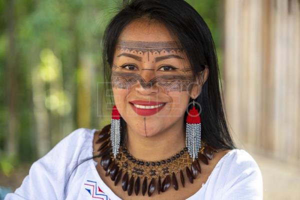  ECUADOR INDÍGENAS – Las mujeres de Sarayaku se pintan de fiesta y de guerra con wituk y achiote