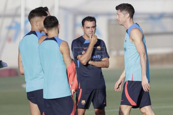  FÚTBOL BARCELONA-RAYO – Xavi deja fuera de la lista a Dest, Umtiti y Braithwaite