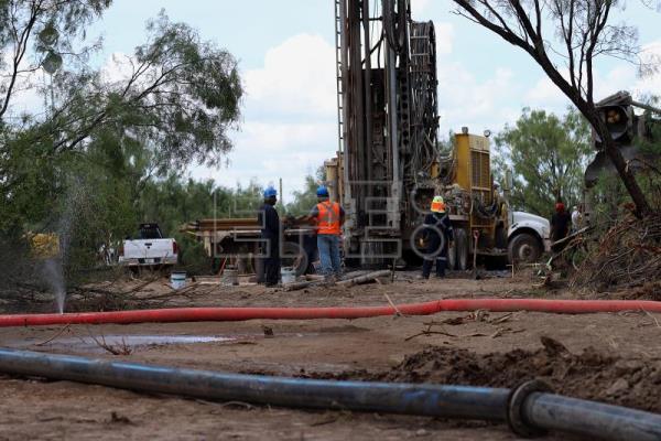  MÉXICO MINERÍA – Rescatistas retiran objetos que obstruyen entrada a mina colapsada en México