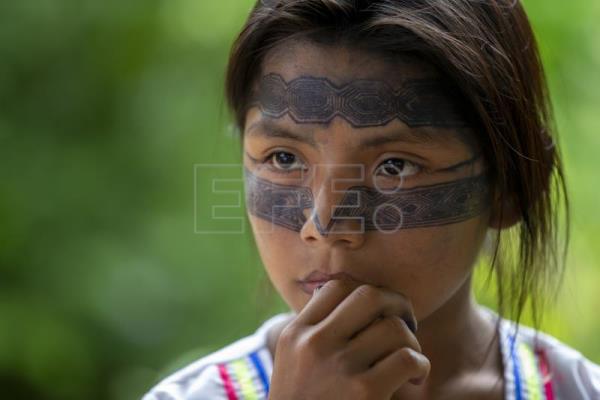 Las mujeres de Sarayaku se pintan de fiesta y de guerra con wituk y achiote