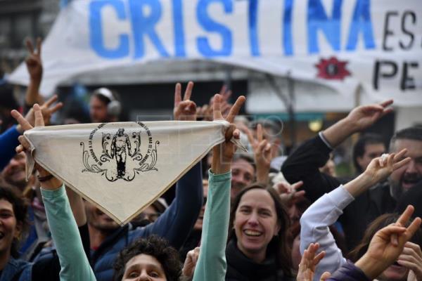 Polémica por instalación de vallado policial en vivienda de Cristina Kirchner