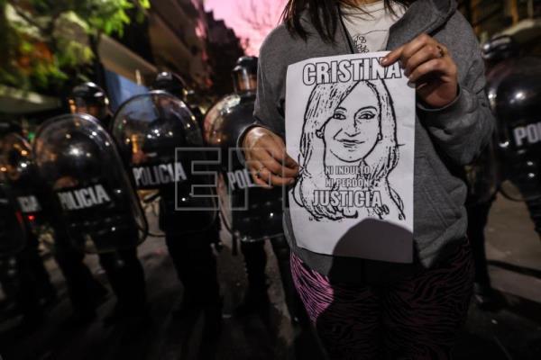  ARGENTINA PROTESTAS – Disturbios entre manifestantes y policía frente vivienda de Cristina Kirchner