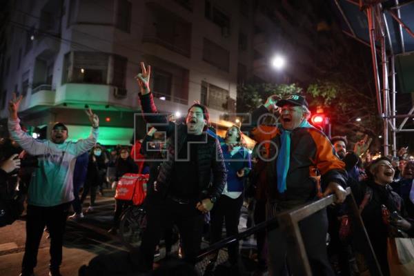 Disturbios entre manifestantes y policía frente vivienda de Cristina Kirchner