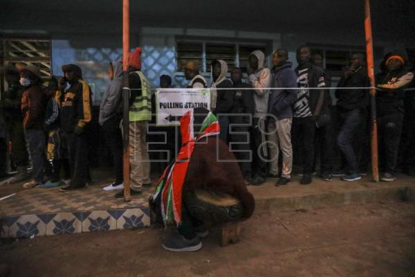 El ex primer ministro y líder opositor Odinga vota aclamado por la multitud en las elecciones en Kenia