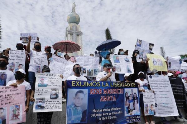 Más salvadoreños exigen la libertad para los detenidos durante el régimen de excepción