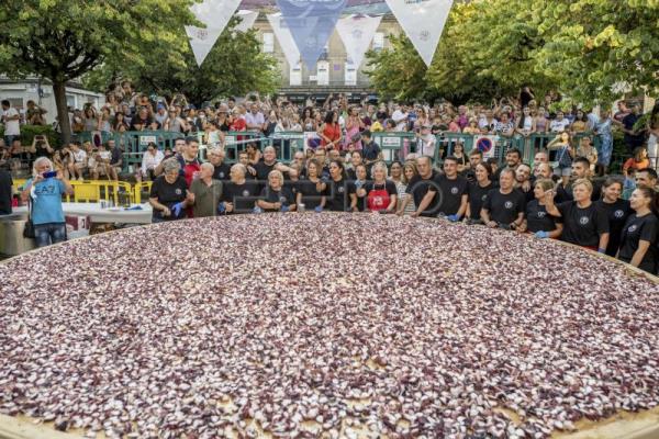 Un pueblo español bate su propio récord de tapa gigante de pulpo