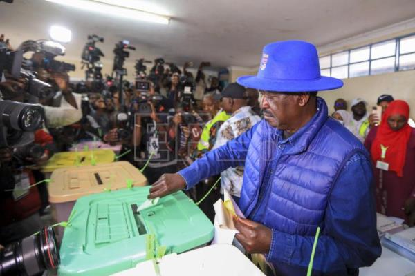  KENIA ELECCIONES – El ex primer ministro y líder opositor Odinga vota aclamado por la multitud en las elecciones en Kenia