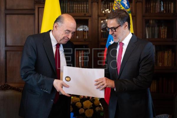 El embajador venezolano designado en Colombia entrega copias de las credenciales al canciller colombiano