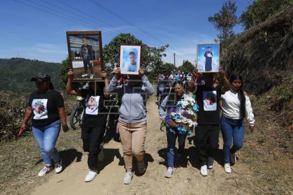 El dolor de una familia colombiana que sepulta a tres indígenas anhelando la paz