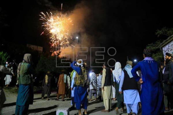 Los talibanes celebran un año de la retirada de EEUU con fuegos artificiales