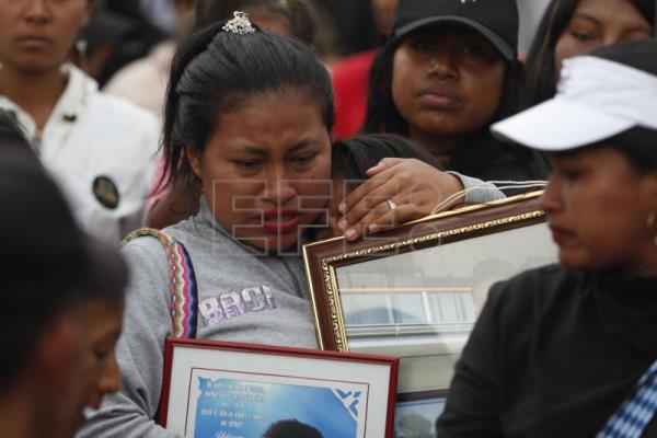 El dolor de una familia colombiana que sepulta a tres indígenas anhelando la paz