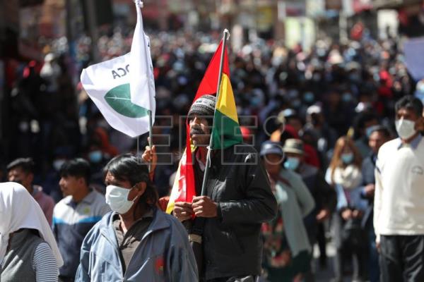 Cocaleros nuevamente marchan exigiendo el cierre de un mercado en Bolivia