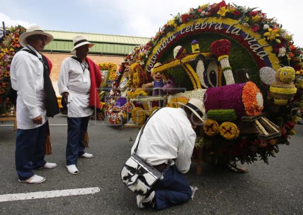 Silleteros vuelven a pintar de colores a Medellín desfilando con sus flores