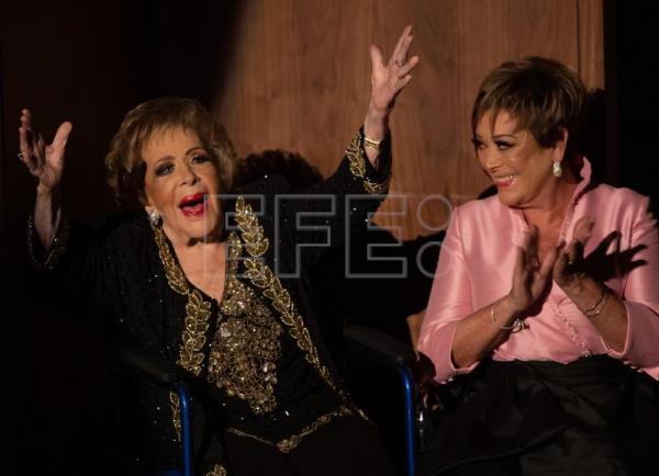 La diva Silvia Pinal recibe homenaje en el Palacio de Bellas Artes de México