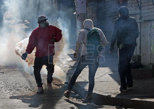 Dinamitazos y gases en una protesta cocalera contra un mercado "paralelo" en Bolivia