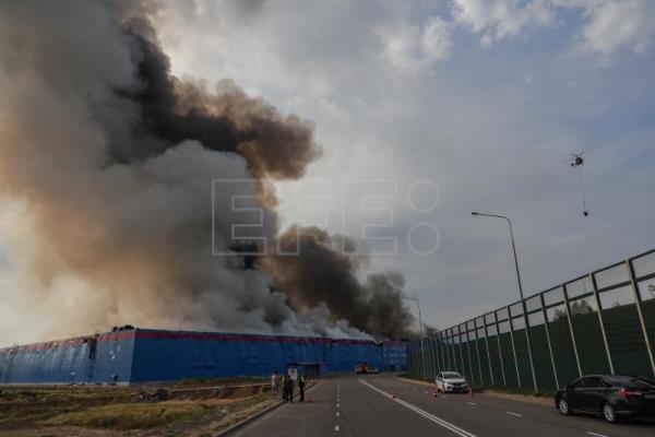 Al menos 11 heridos en un aparatoso incendio en un almacén del "Amazon" ruso