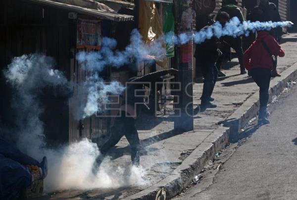 Dinamitazos y gases en una protesta cocalera contra un mercado "paralelo" en Bolivia