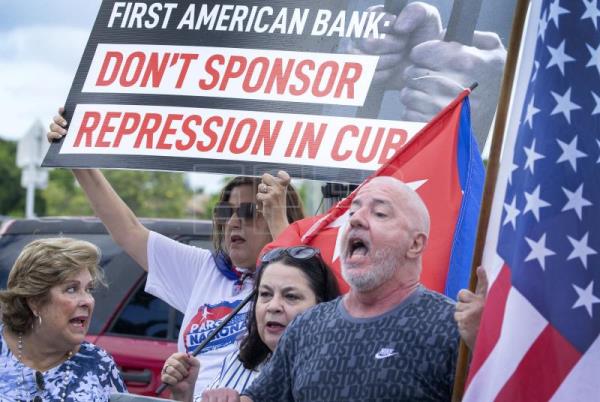 Cubanos protestan en un banco de EE.UU. que "facilita operaciones al régimen"