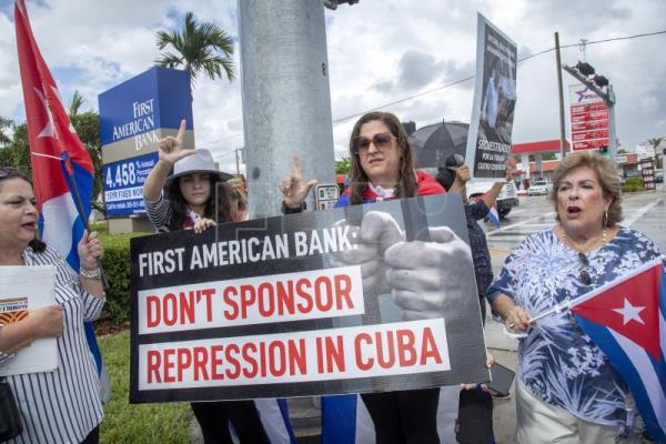 Cubanos protestan en un banco de EE.UU. que "facilita operaciones al régimen"