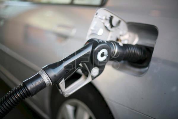  EEUU COMBUSTIBLES – El precio del galón de gasolina en Estados Unidos cae por debajo de 4 dólares