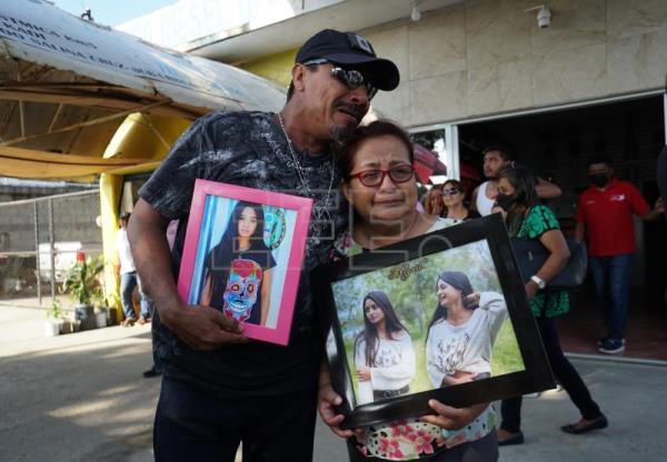 Sepultan a mujer que murió en celdas policiales en estado mexicano de Oaxaca