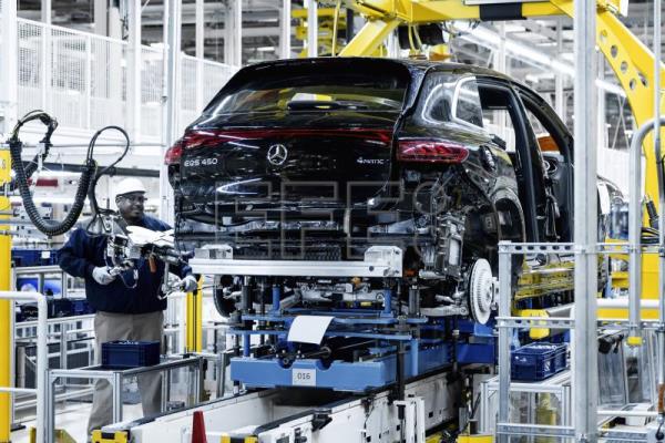  EEUU AUTOMÓVIL – Mercedes-Benz empieza a producir vehículos eléctricos en EE.UU.