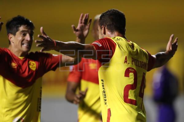  FÚTBOL ECUADOR – Aucas, líder de Ecuador, se ve favorecido con el empate de 9 de Octubre y Orense