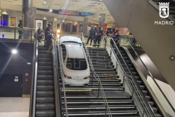  ESPAÑA SUCESOS – Roba un coche y lo empotra en las escaleras de una estación subterránea de Madrid
