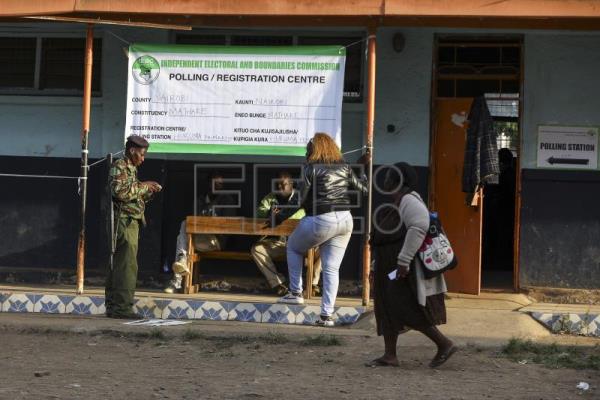  KENIA ELECCIONES – Las primeras proyecciones revelan una carrera presidencial reñida en Kenia