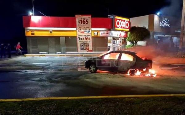 Presuntos sicarios incendian vehículos tras enfrentamiento en oeste de México