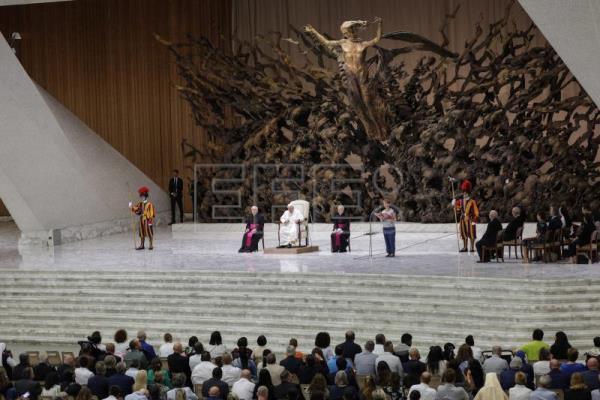 El papa avisa que pretender la eterna juventud es "delirante"