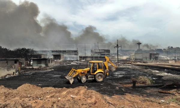  CUBA INCENDIO – El incendio en la zona industrial en Cuba deja una imagen desoladora