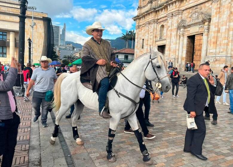  Senador Casanareño Alirio Barrera llegó al Congreso con su caballo