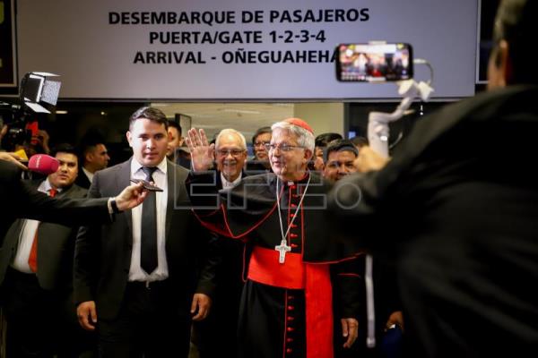 Los paraguayos brindan colorido y festivo recibimiento a su primer cardenal