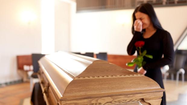  Un hombre planificó su propio funeral, se midió su propio Ataúd y pidió que simularan la velación
