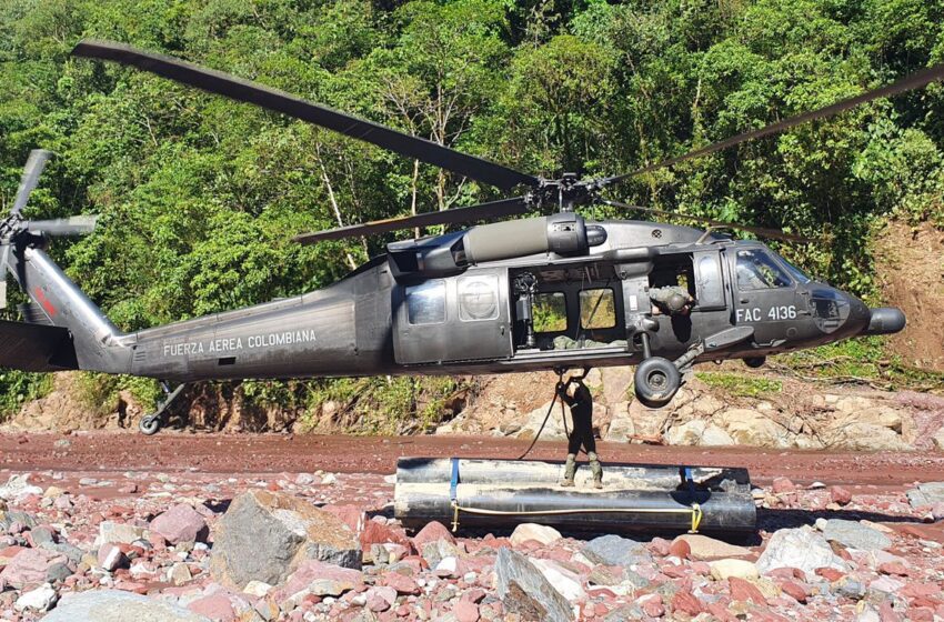  En helicóptero transportan los últimos tubos a la bocatoma de quebrada la honda