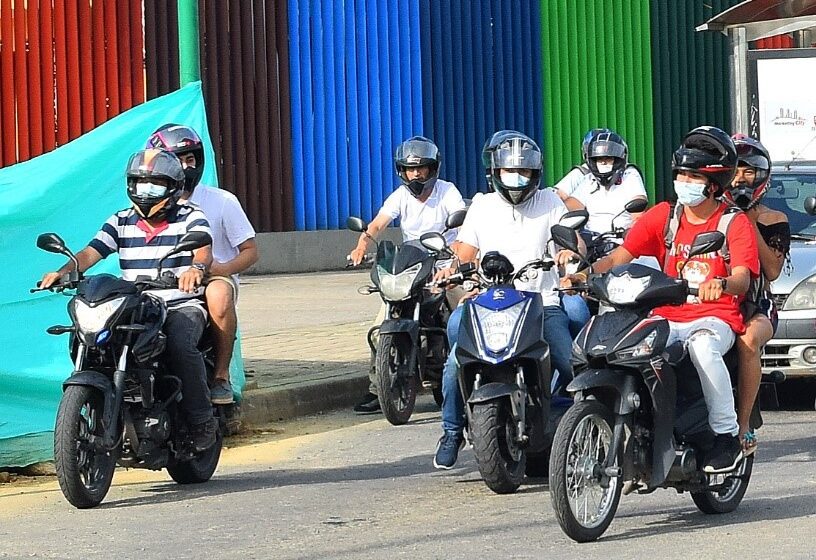  Restringe parrillero hombre en moto entre las 5:00 de la tarde a las 9:00 de la noche