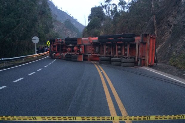  Por volcamiento de una tracto mula estuvo cerrada la vía a Bogotá a la altura del kilómetro 18 + 500