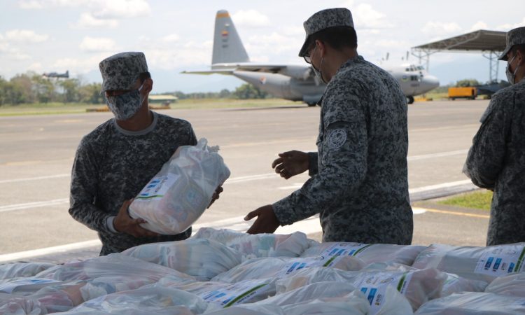  Fuerza Aérea enterregó ayudas a población vulnerable