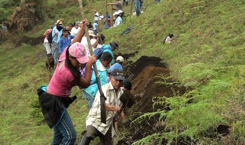  Con Mingas se construyen defensas para aislar las avalanchas de los ríos