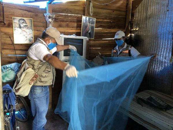  Fumigación química y entrega de toldillos para evitar el dengue en varios municipios metenses