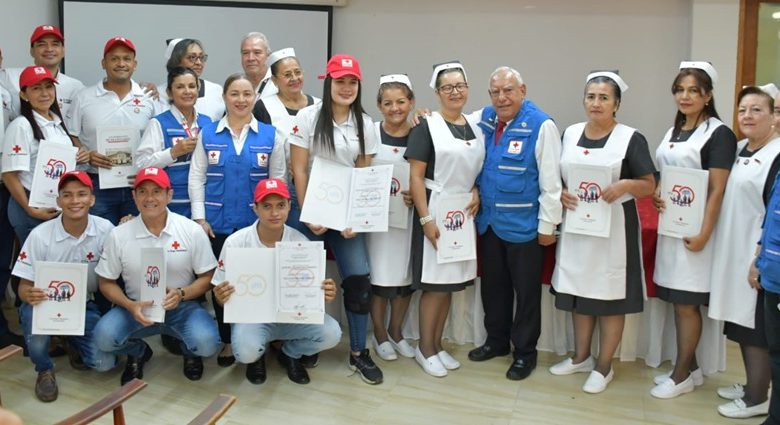  Eduardo Rozo consagró cinco Damas Grises y ocho Voluntarios de la Cruz Roja