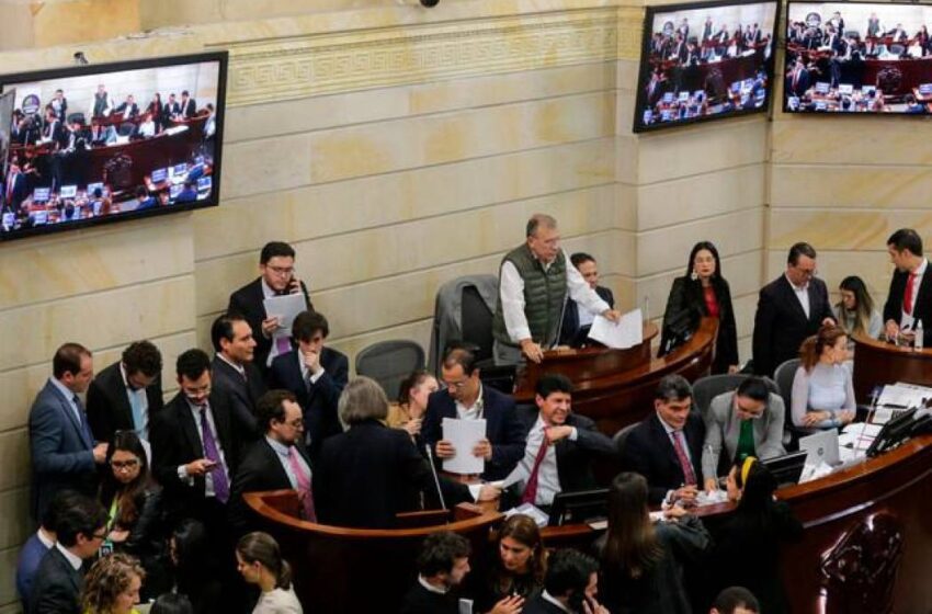  El Senado aprobó la Reforma Tributaria mientras que en la Cámara de Representantes se levantó la sesión luego de la aprobación de 52 artículos