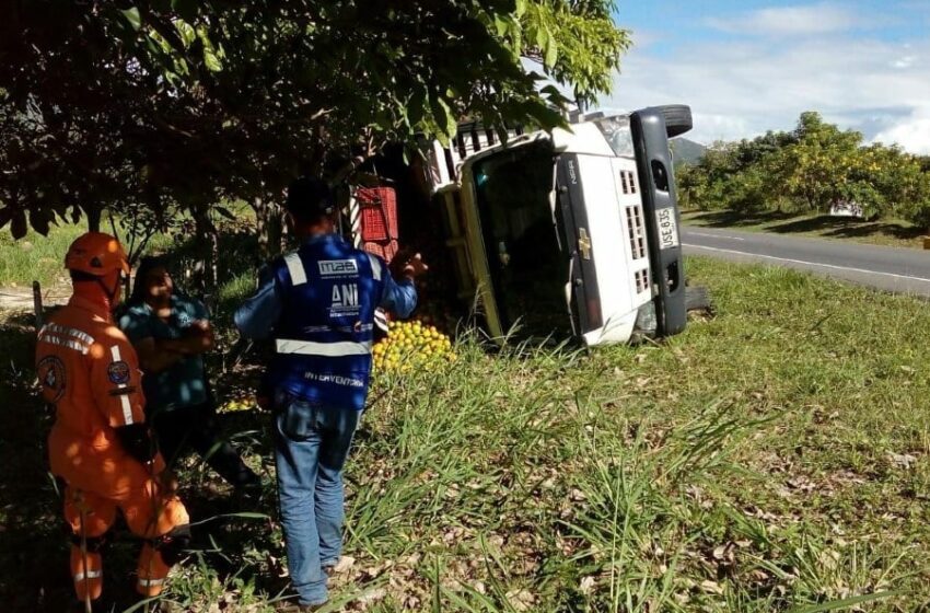  Solo daños materiales causaron volcamiento de un camión metros adelantes de la intersección de Porfía sobre la vía a Acacías