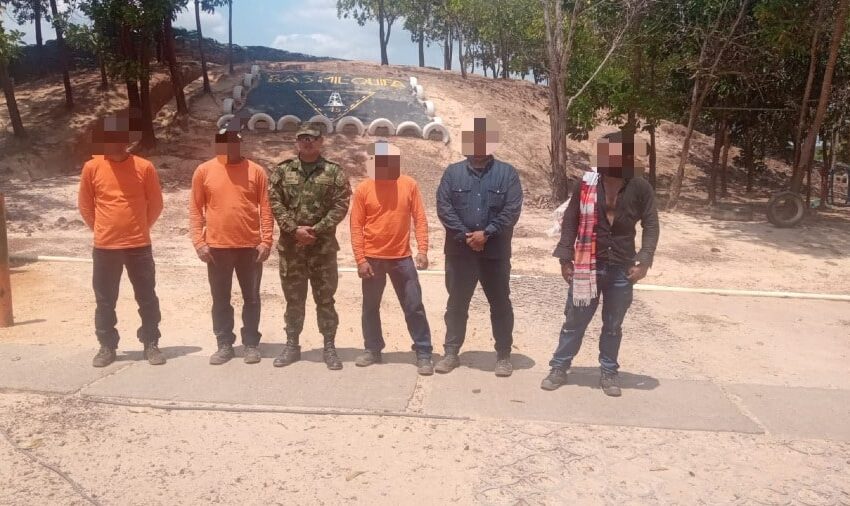  Cinco trabajadores de una empresa petrolera fueron rescatados por el ejército.