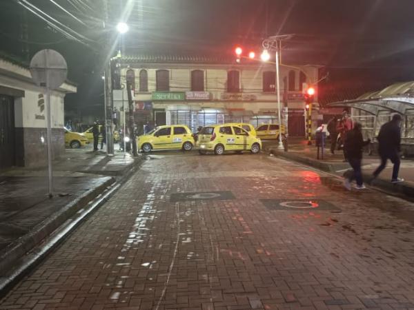  Taxistas tienen bloqueada la ciudad por diferentes sectores en protesta contra el gobierno