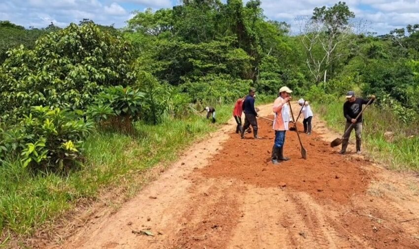  Los campesinos del Bajo Guaviare arreglan carreteras con sus propios recursos