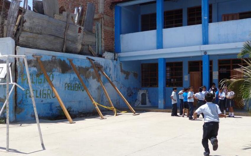  Instalaciones de un colegio en riesgo de colapsar en Villa Mélida