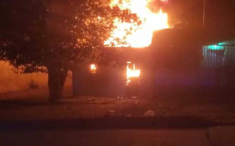  De milagro logró salvarse una mujer y sus dos hijos que dormían al interior de una vivienda que ardía en llamas.