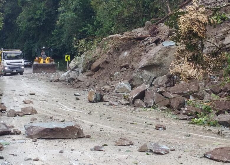  Cierre indefinido de la vía a Bogotá. Ingenieros evalúan la estructura de dos puentes afectados por la avalancha